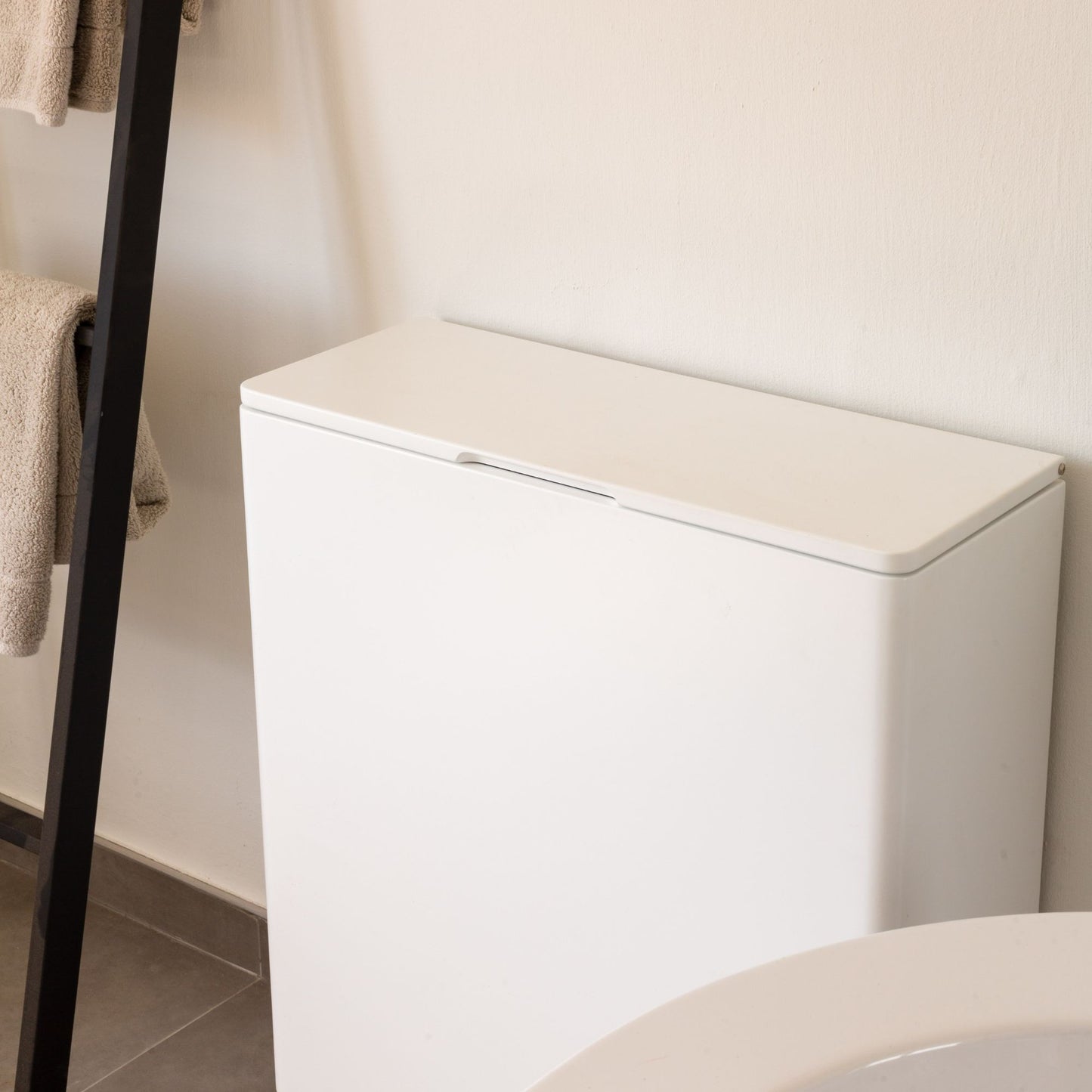 Floating laundry basket by Ode Zen